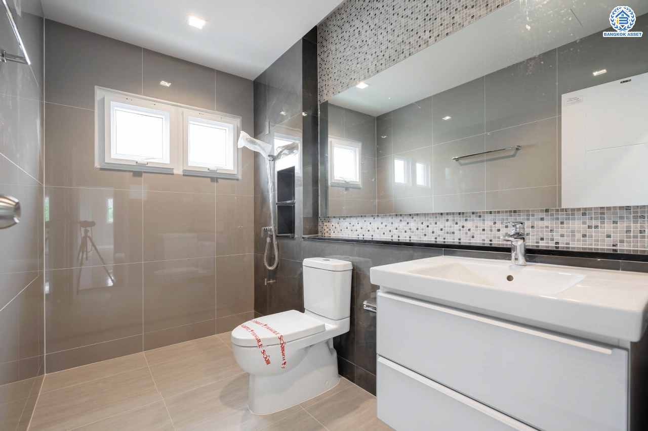 บ้านมือสองตกแต่งใหม่ ม.ศุภาลัย ออร์คิดปาร์ค1 บางแค ดีไซน์หรูหรา เนื้อที่ 117.7 ตร.ว. ฟังก์ชัน 4 ห้องนอน 4 ห้องน้ำ 1 ห้องแม่บ้าน จอดรถได้ 4 คัน บนทำเลเดินทางสะดวก เชื่อมต่อหลายเส้นทาง ใกล้เดอะมอลล์บางแค ทางด่วน "กาญจนาภิเษก" และรถไฟฟ้าสายสีน้ำเงิน "สถานีภาษีเจริญ"